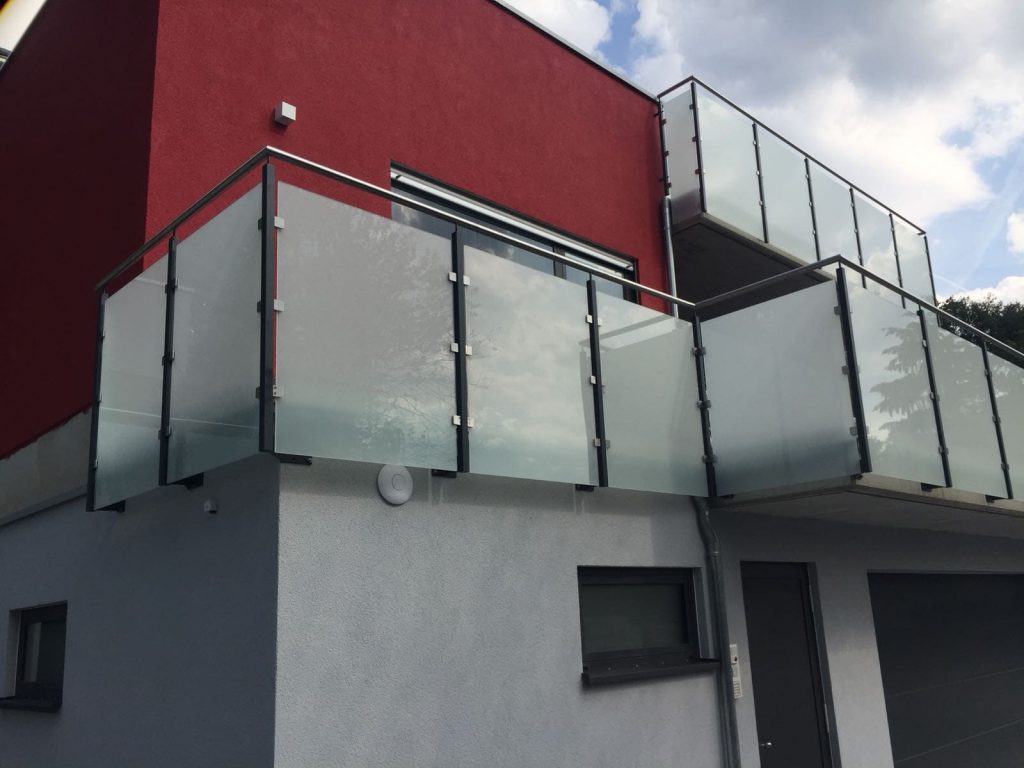 Balkongeländer mit Milchglas Schlosserei / Metallbautechnik Schmitt